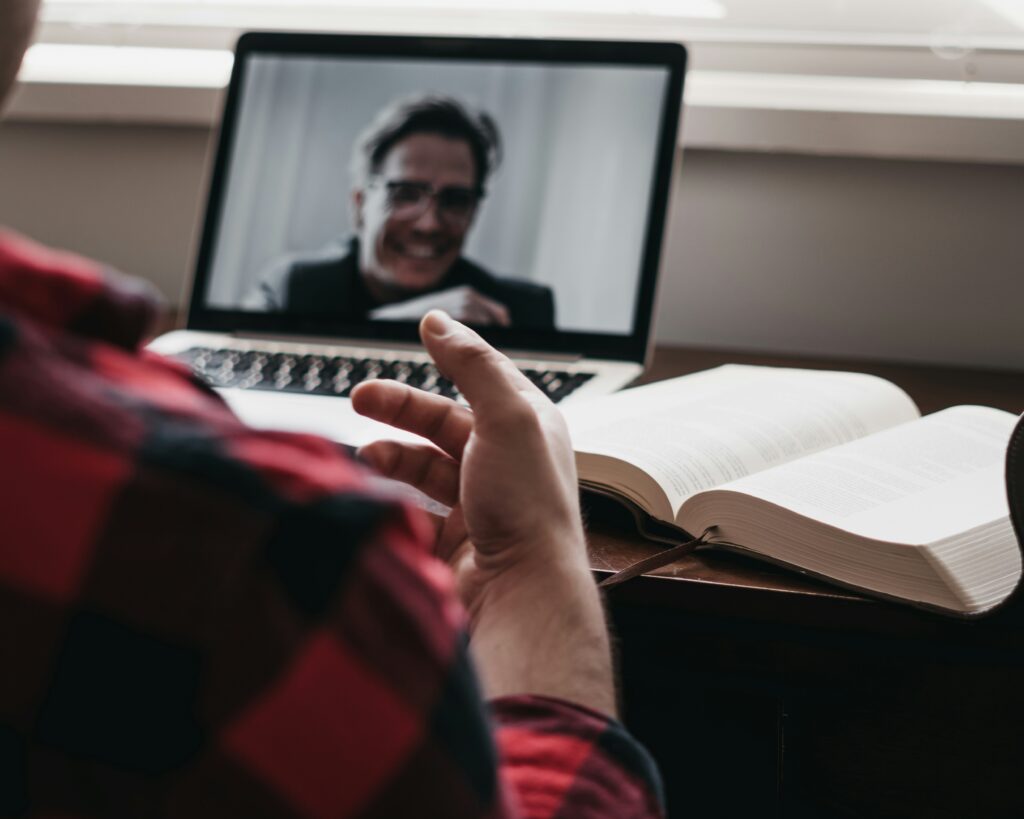 Student using free online resources to plan extracurricular activities for college admissions